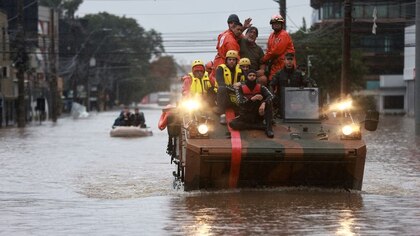 Pese a las nuevas lluvias, los socorristas no cesan las tareas de ayuda en el sur de Brasil