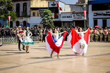 La agenda oficial comprendió saludos protocolares, misa y Te Deum, ceremonia cívica e izamiento del Pabellón Nacional.