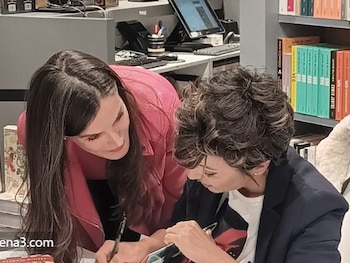 Sonsoles Ónega dedicando un ejemplar