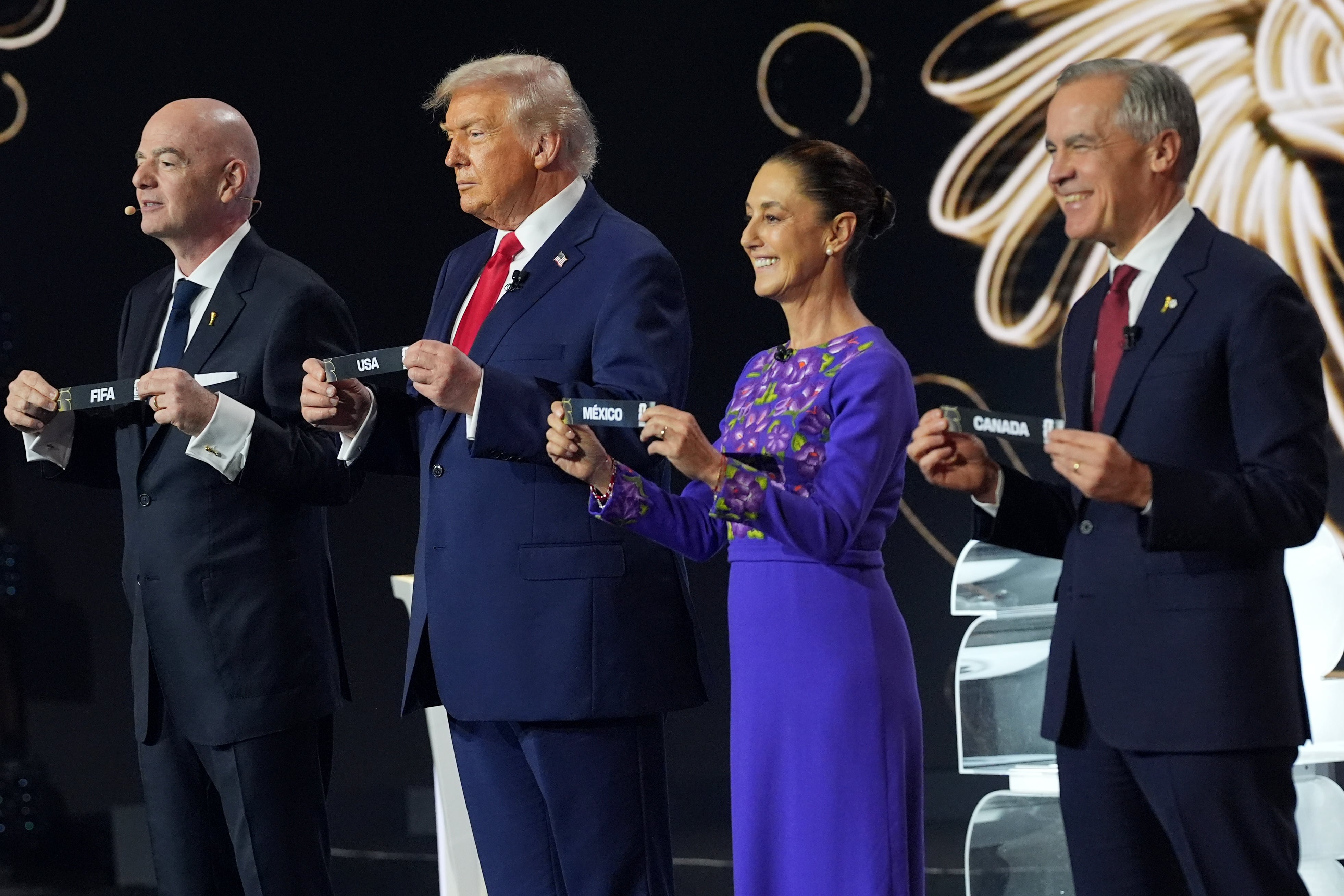 El primer ministro canadiense Mark Carney, la presidenta mexicana Claudia Sheinbaum, el presidente estadounidense Donald Trump y el presidente de la FIFA Gianni Infantino presentes en el sorteo de la Copa Mundial 2026 (AP Foto/Jacquelyn Martin)