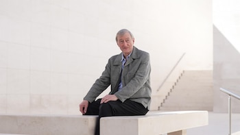 Julian Barnes lleva años mirando de frente a la muerte y su último libro remata ese viaje literario