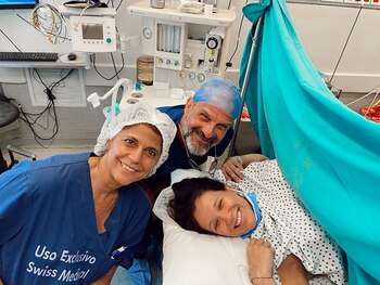 Barbie junto a los médicos