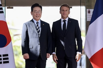El presidente de Francia, Emmanuel Macron (derecha), recibe al presidente de Corea del Sur, Lee Jae-myung, en la «Cumbre Lumière» —una reunión sobre el futuro del cine y la industria de la imagen en movimiento— celebrada en la Fundación Maeght de Saint-Paul-de-Vence, en el sureste de Francia, el 7 de septiembre de 2026. (Foto de Valery HACHE / POOL / AFP)