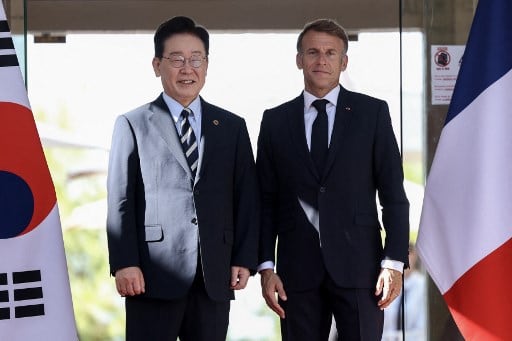 El presidente de Francia, Emmanuel Macron (derecha), recibe al presidente de Corea del Sur, Lee Jae-myung, en la «Cumbre Lumière» —una reunión sobre el futuro del cine y la industria de la imagen en movimiento— celebrada en la Fundación Maeght de Saint-Paul-de-Vence, en el sureste de Francia, el 7 de septiembre de 2026. (Foto de Valery HACHE / POOL / AFP)