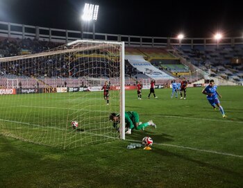 Santiago Giordana marcándole gol al