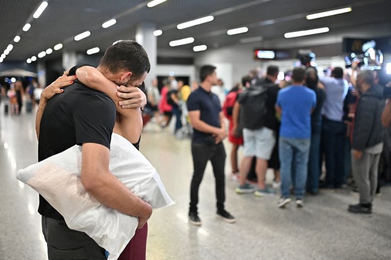 Jóvenes retornados esperan atención en un centro de recepción, mientras enfrentan el reto de adaptarse a una cultura y un idioma que desconocen. REUTERS/Washington Alves/
