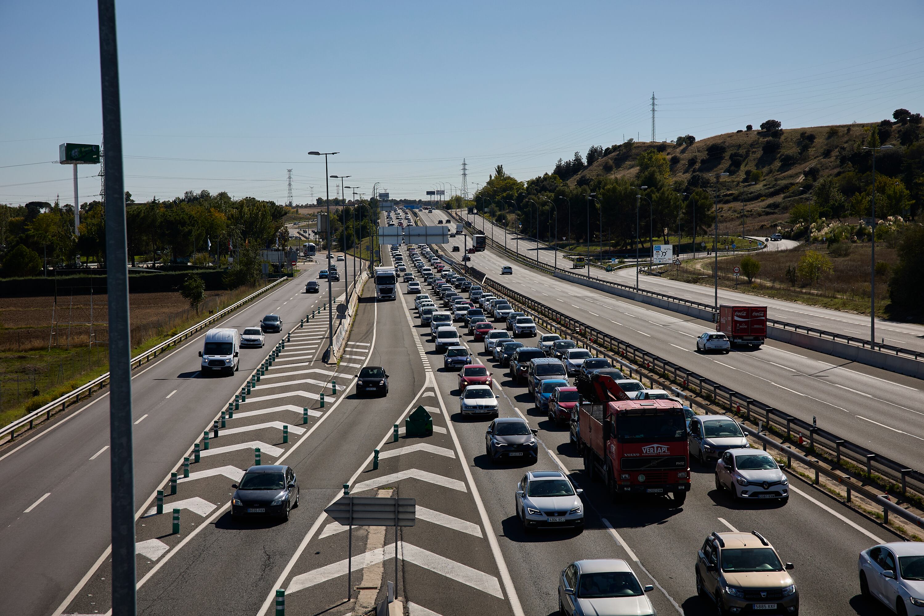 Cómo deben colocarse los coches para dejar paso a una ambulancia en un atasco, según las nuevas normas de la DGT