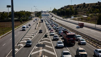 Cómo deben colocarse los coches para dejar paso a una ambulancia en un atasco, según las nuevas normas de la DGT