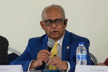 El secretario general de la Organización de los Estados Americanos (OEA), Albert Ramdin, fue captado este 19 de agosto, durante una rueda de prensa, en Puerto Príncipe (Haití) (EFE/Jonet Saint Elois)