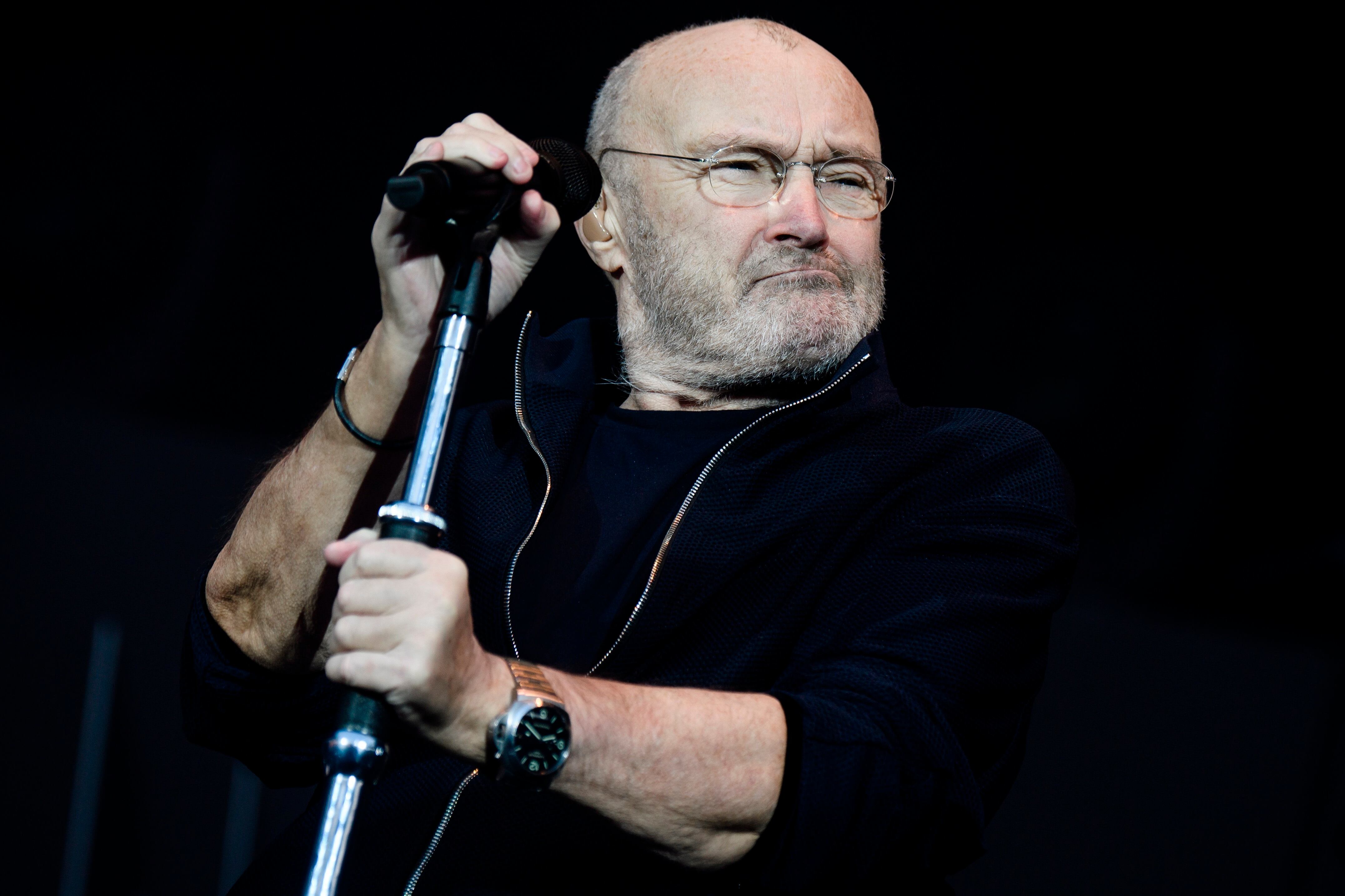 La enfermedad de Phil Collins le impide caminar sin ayuda y limita su autonomía, requiriendo asistencia permanente para las tareas cotidianas (EFE/EPA/CLEMENS BILAN)