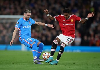 Soccer Football - Champions League - Round of 16 Second Leg - Manchester United v Atletico Madrid - Old Trafford, Manchester, Britain - March 15, 2022 Atletico Madrid's Hector Herrera in action with Manchester United's Fred REUTERS/Phil Noble