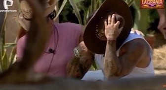 Diego Chávarri se muestra visiblemente afectado y llora cubriéndose el rostro con un sombrero de vaquero en ‘La Granja VIP’, tras confesar su atracción por Gabriela Herrera.