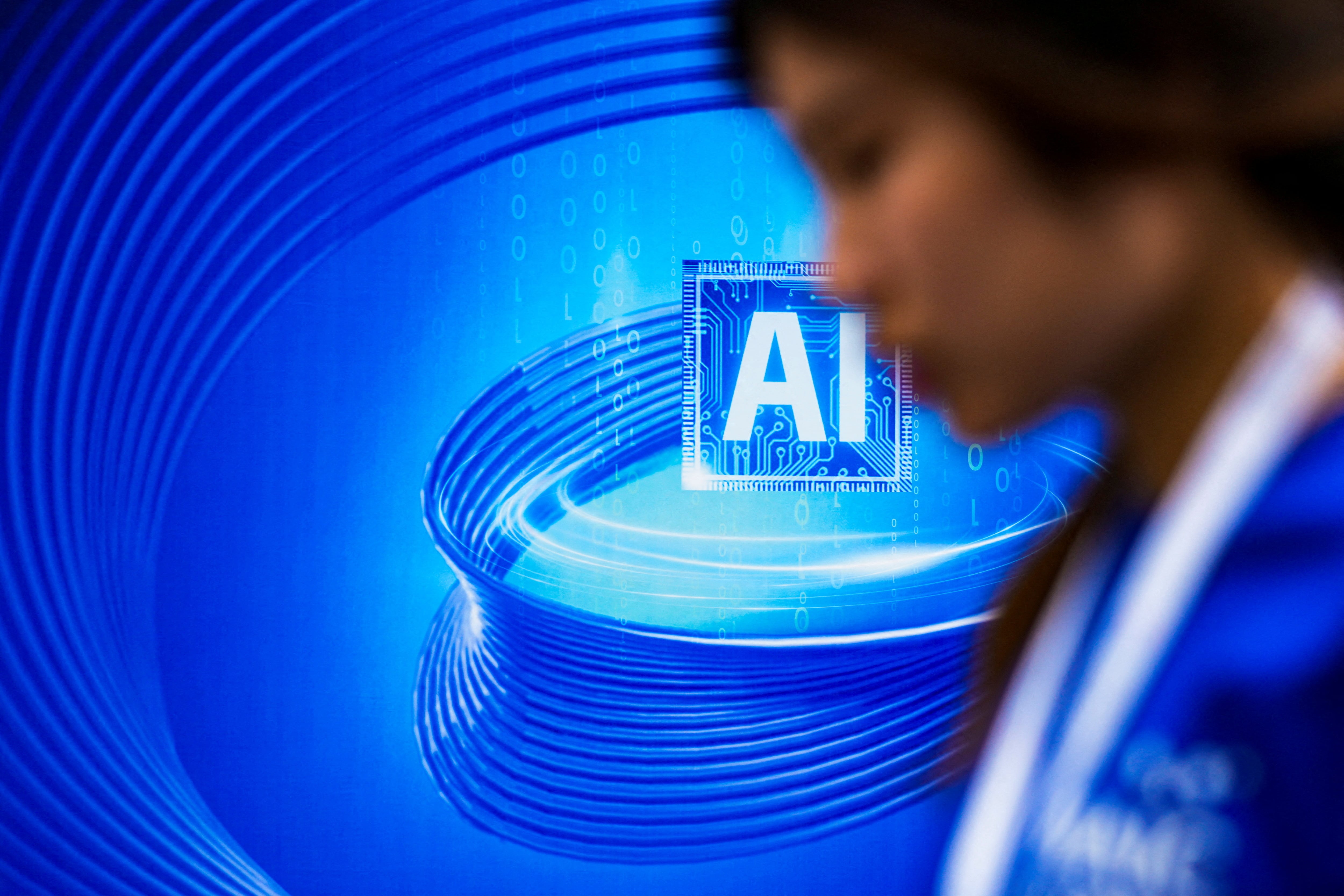 Firmas de inteligencia artificial negocian acceso a sus modelos a cambio de energía y fondos soberanos en Medio Oriente. (REUTERS/Aly Song/File Photo)