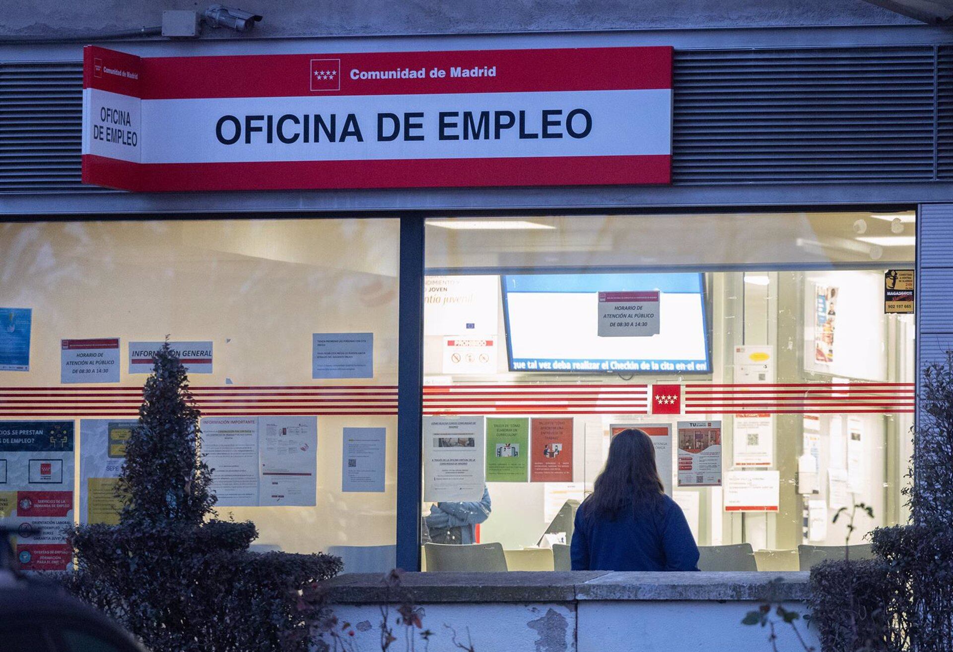 Varias personas en la puerta de una oficina del SEPE, a 3 de enero de 2025, en Madrid (España). (Eduardo Parra - Europa Press)