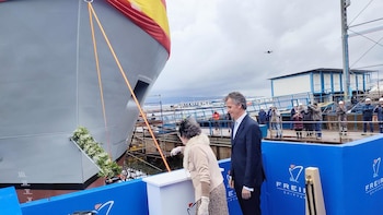 El astillero vigués Freire bota el 'Proserpina', que apoyará a la Escuela Militar de Buceo en su labor de formación