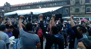 Con el puño levantado, los