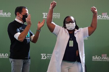 La enfermera Monica Calazans celebra