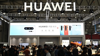 El gobierno de Trump planea emitir licencias pronto que permitirán a algunas compañías estadounidenses suministrar bienes no sensibles a Huawei, lo que ayudará a calmar las tensiones antes de las conversaciones comerciales. (Foto: HECTOR RETAMAL / AFP)