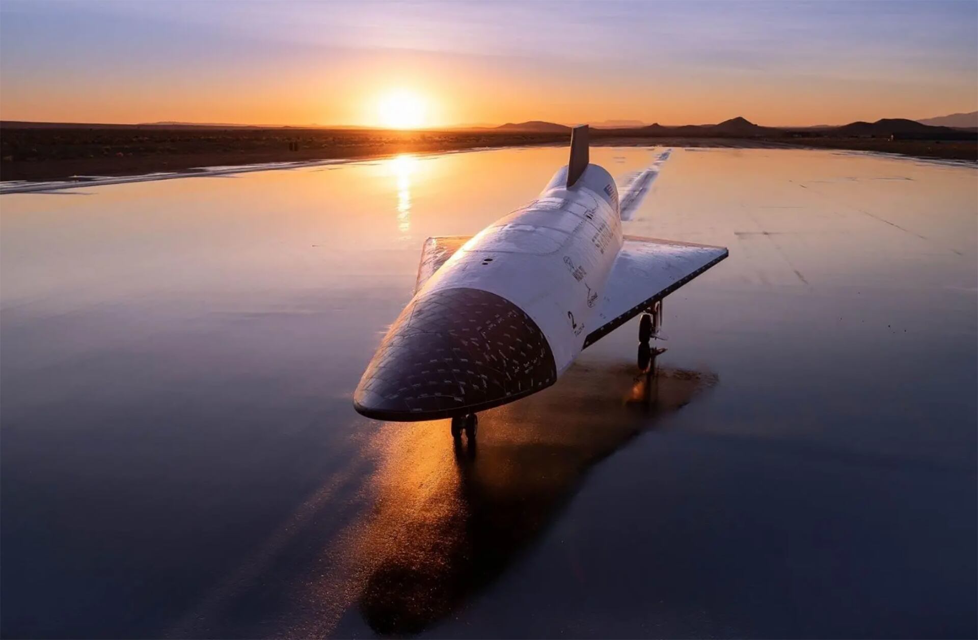 Estados Unidos avanza en la tecnología hipersónica con un enfoque en la reutilización y autonomía, dinamizando el futuro del transporte aéreo y militar (Stratolaunch)