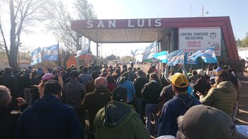 Productores agropecuarios bloquean rutas en