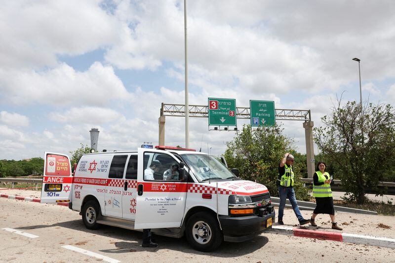 Personal de emergencia trabaja en el lugar de un ataque con misiles, lanzados desde Yemen, a la entrada del aeropuerto Ben Gurion, en Tel Aviv (REUTERS/Nir Elias)
