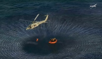 El traslado de uno de los astronautas en helicóptero (EFE)