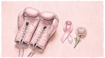 Dos guantes de boxeo de color rosa con cordones, un lazo rosado y una flor sobre un fondo de color rosa claro.