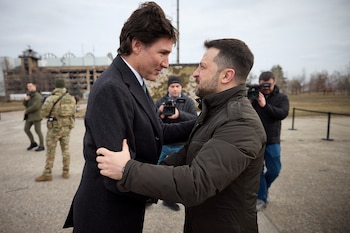 Justin Trudeau junto a Zelensky este sábado en Kiev (Ukrainian Presidential Press Service/Handout via REUTERS)