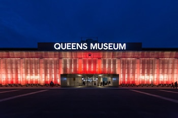 El Queens Museum, ubicado en el Flushing Meadows Corona Park, es conocido por su maqueta panorámica de la ciudad y exposiciones temporales de arte contemporáneo. Foto: Queens Museum