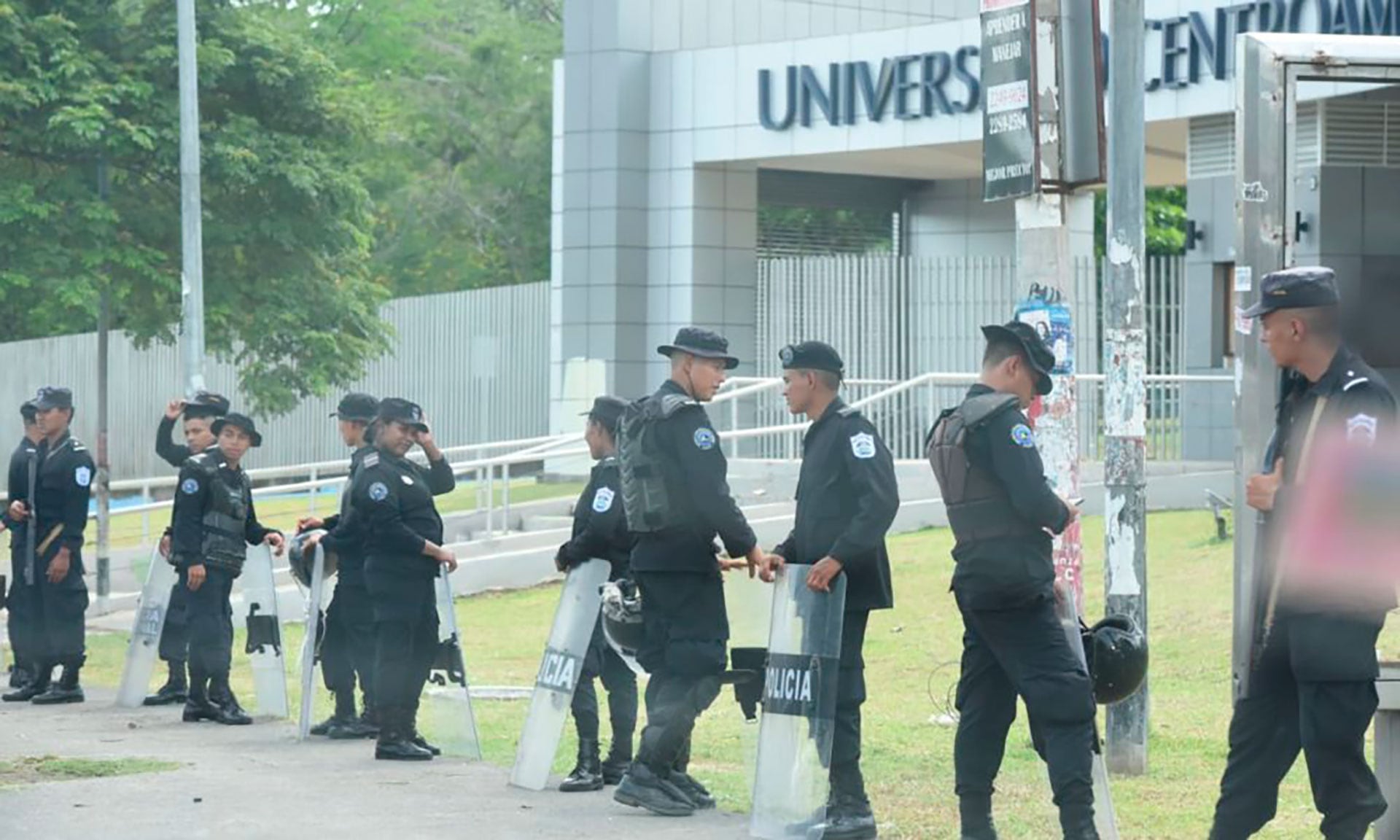 La Policía nicaragüense mantuvo constante asedio contra la Universidad Centroamericana. En la gráfica, un cerco policial en septiembre de 2019. (Foto La Prensa)