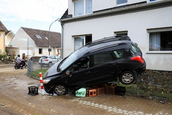 Un auto destruido en Bad