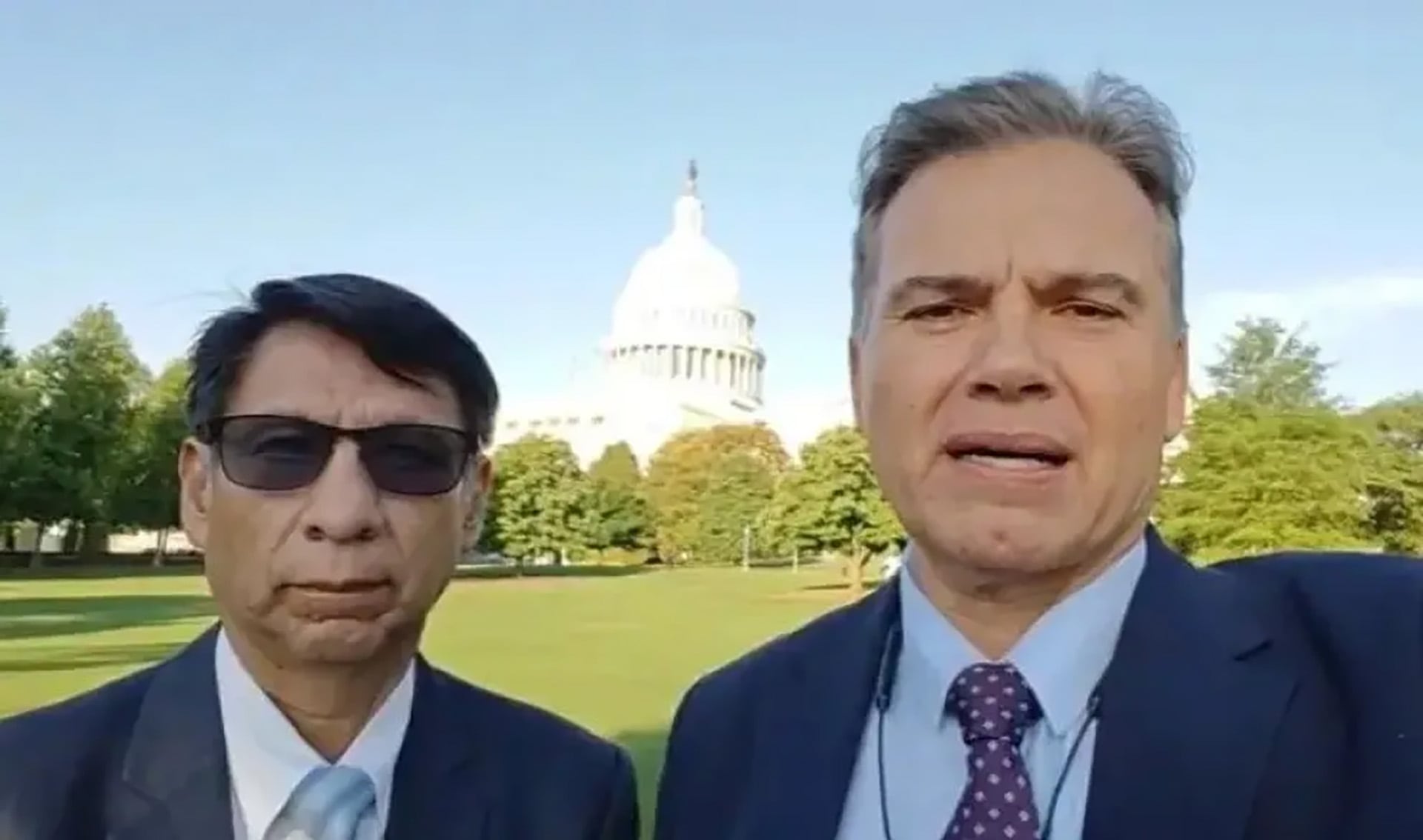 Ernesto Justiniano, entonces viceministro de Sustancias Controladas de Bolivia, y Frans William Cabrera, director de la FELCN, posan frente a la Casa Blanca en Washington.