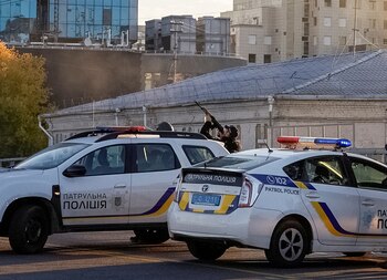 Agentes de policía ucraniana disparan