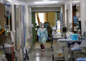 Un trabajador médico en la