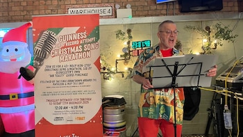 Un hombre cantó villancicos durante