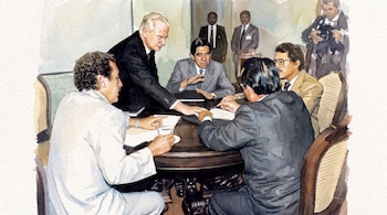 Ilustración a acuarela de ocho hombres, cinco sentados alrededor de una mesa de madera oscura con papeles y vasos, y tres de pie al fondo.