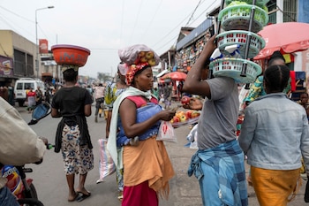 Comerciantes venden mercancías en el