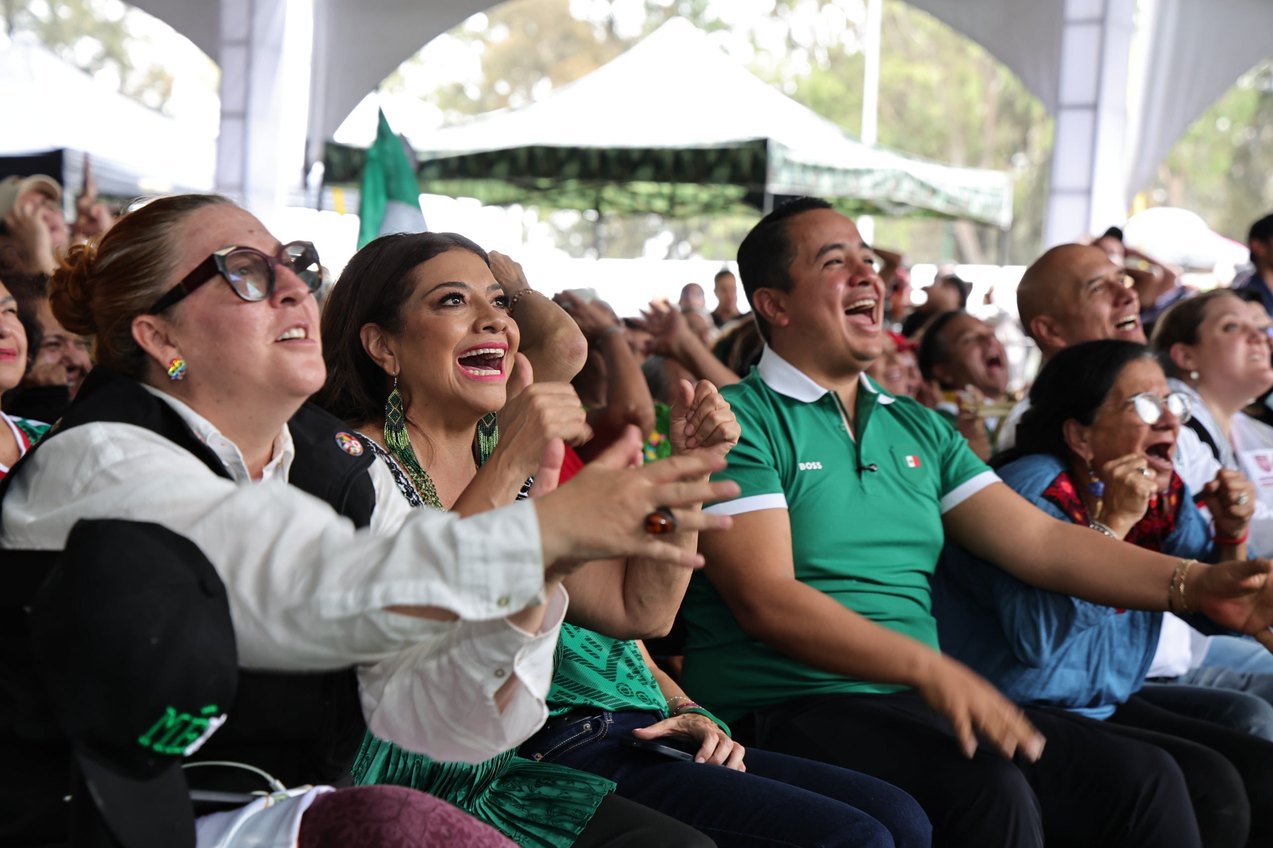 Brugada afirmó que por el Zócalo han pasado más de medio millón de personas. Añadió que, tan solo un día antes, 130 mil personas vieron los partidos en los Festivales Futboleros (CDMX)