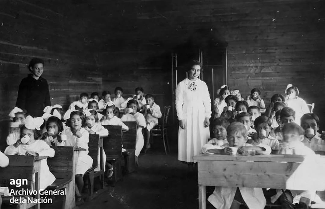 No importa la escuela: en todas niños y niñas con su guardapolvo (Archivo General de la Nación)