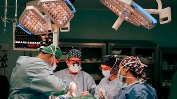 Costa Rica reduce en 86 días la espera para cirugías y reporta más de 85,000 pacientes operados durante 2026