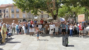 El pueblo que lleva años con un agua del grifo marrón: los vecinos salen a las calles tras un largo periodo de fugas y cortes de servicio