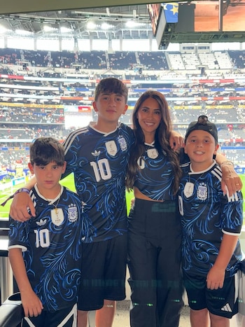 Antonela Roccuzzo compartió en Instagram fotos junto a sus hijos y una imagen de Messi tras superar el récord de Klose
