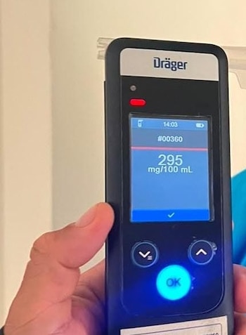 El motorista detenido registró 295 grados de alcohol en la prueba de alcotest y enfrentará un proceso por conducción peligrosa. (Foto cortesía Policía Nacional Civil)