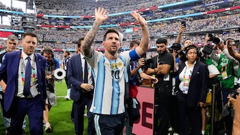 El pasillo de famosos que saludó a Messi tras su actuación contra Austria en el Mundial: de Klopp a Thomas Müller