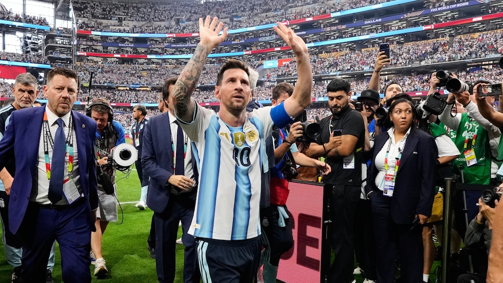 El Récord Guinness homologó cuatro marcas de Messi en el Mundial: “Estamos presenciando la historia” El Récord Guinness homologó cuatro marcas de Messi en el Mundial: “Estamos presenciando la historia”