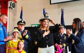 La presidenta Laura Fernández recibió el nombramiento honorífico como Primera Comandante General del Benemérito Cuerpo de Bomberos de Costa Rica. Crédito: Cuerpo de Bomberos Costa Rica