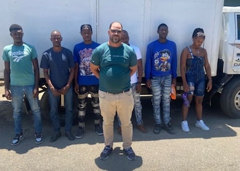 Un dominicano detenido y siete haitianos es el saldo de un operativo terrestre realizado por el Ejército en la calle Duarte de Mao (Cortesía @eldemocratard).