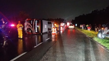 Grave accidente en Tocancipá: bus se volcó en la vía Tunja-Bogotá y dejó una mujer muerta y varios heridos