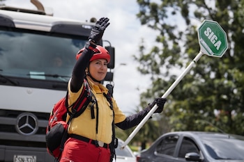 Las convocatorias para hacer parte del equipo de guardianes de la ciclovía, en Bogotá, solo se hacen por la página web del Idrd - crédito IDRD