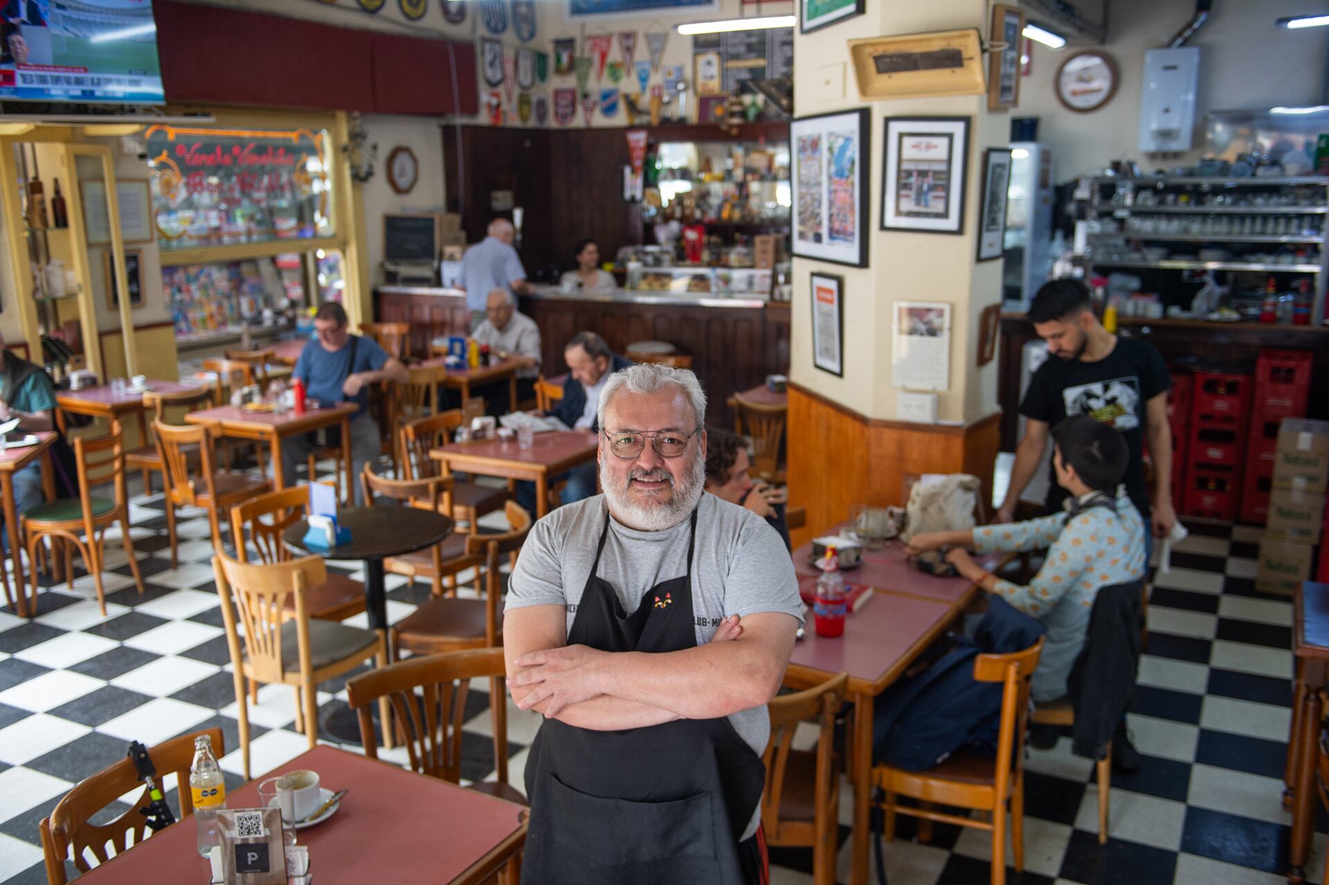 El bar porteño que fue despacho de un vicepresidente y al que los clientes ruegan entrar a tomar café aunque esté cerrado